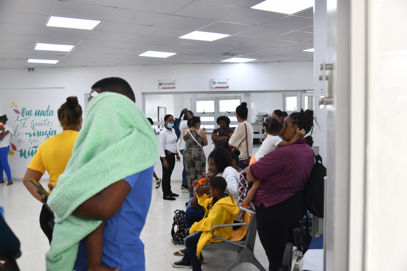 La sala de emergencia del hospital infantil también se encontraba llena de decenas de madres con sus niños.