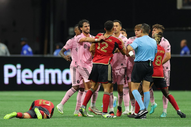 Sergio Busquets # 5 del Inter Miami CF se enfrenta con Miles Robinson # 12 de Atlanta United