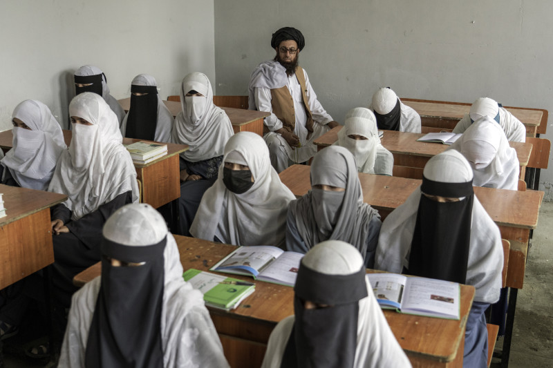 Niñas afganas asisten a una escuela religiosa, que permaneció abierta desde la toma Talibán, en Kabul, en Afganistán, el 11 de agosto de 2022.