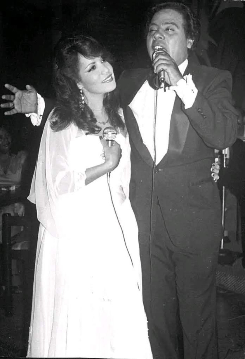 Aníbal de Peña junto a su esposa, Iluminada Jiménez, quien también es cantante.