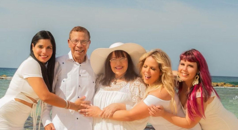 Aníbal de Peña junto a su esposa e hijas.