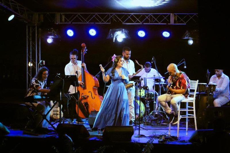 La dominicana María Antonia Chabebe acompañada de un sexteto dirigido por el músico y compositor Gustavo Rodríguez, interpretó éxitos musicales de todos los tiempos.