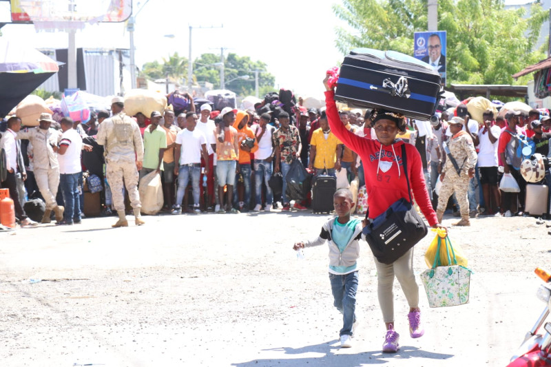 Cientos de haitianos continúan abandonando al país mientras permanece la medida de cierre de fronteras con Haití.