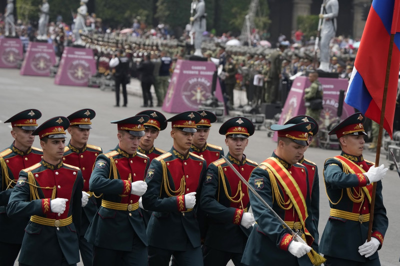 Un contingente de militares rusos participa en el desfile militar anual por el Día de la Independencia hacia la plaza del Zócalo en Ciudad de México, el sábado 16 de septiembre de 2023. (AP Foto/Fernando Llano)