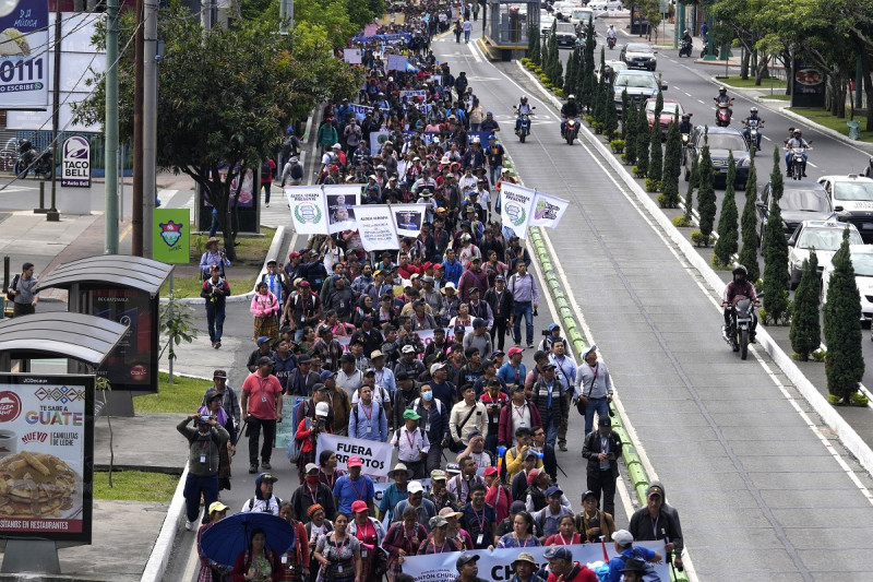 Indígenas marchan en reclamo de la renuncia de la fiscal general Consuelo Porras en la ciudad de Guatemala, el lunes 18 de septiembre de 2023.