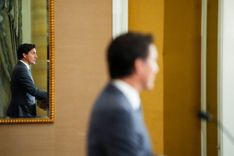 El primer ministro de Canadá, Justin Trudeau, frente a un espejo mientras sostiene una conferencia de prensa en Singapur el viernes 8 de septiembre de 2023.