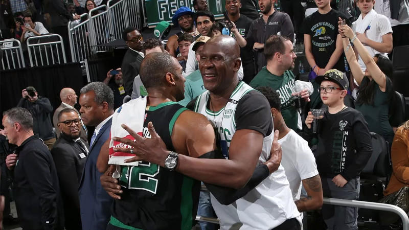 Tito Horford saluda a su hijo Al durante un partido del baloncesto de la NBA.
