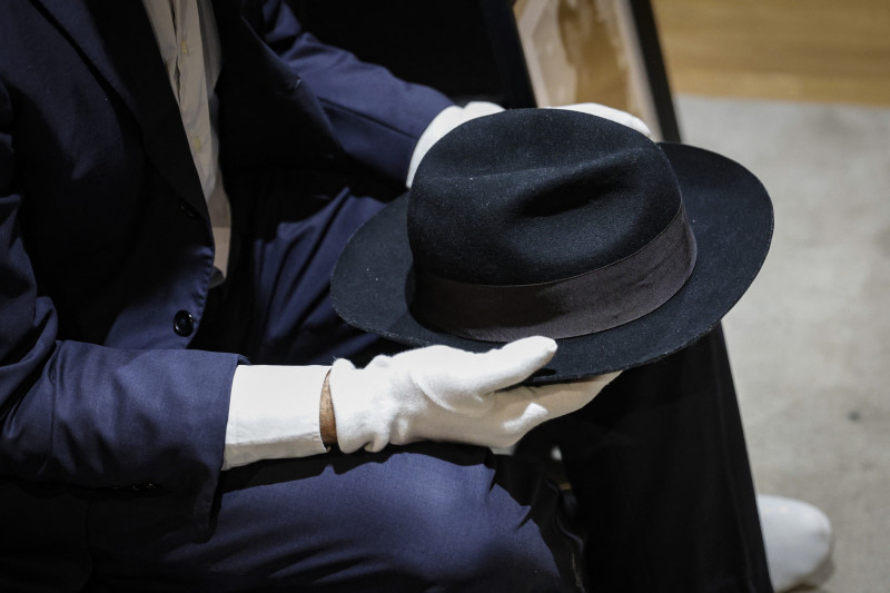 Un sombrero Fedora que perteneció al cantante estadounidense Michael Jackson, hecho de lana y forrado con seda, se exhibe antes de ser puesto a la venta en una subasta en París, el 12 de septiembre de 2023.