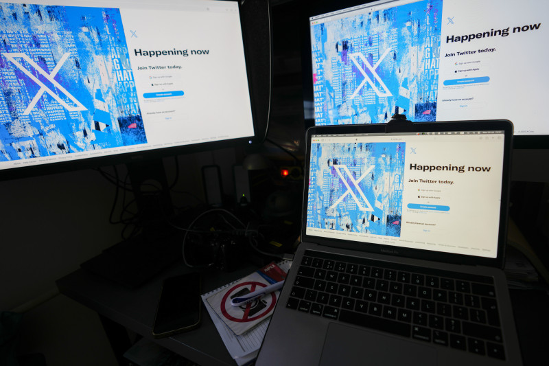 Monitores de computadora y una computadora portátil muestran la página de inicio de sesión X, antes conocida como Twitter, el 24 de julio de 2023, en Belgrado, Serbia.