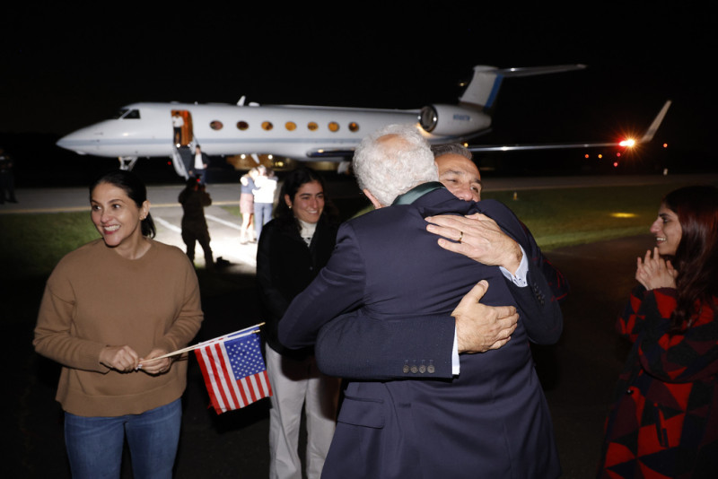 Los miembros de la familia abrazan a los estadounidenses liberados Siamak Namazi, Morad Tahbaz y Emad Shargi
