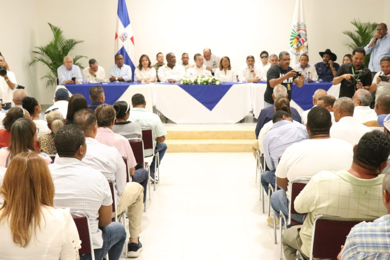 Autoridades del Gobierno Central sostiene una reunión con comerciantes de la provincia de Dajabón.