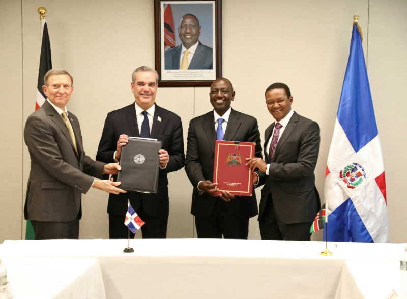 Los presidentes Luis Abinader y William Ruto junto a los cancilleres República Dominicana y Kenia, Roberto Álvarez y Alfred Mutua, respectivamente.