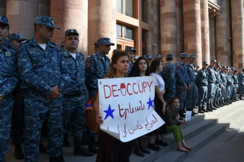Los armenios protestan para instar al gobierno a responder a la operación militar azerbaiyana lanzada contra la región de Nagorno Karabaj.