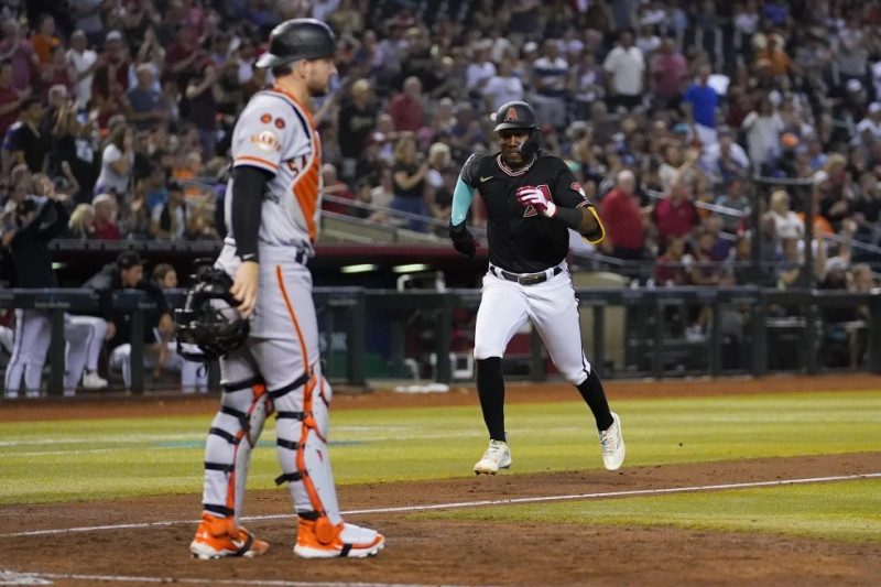 El dominicano Geraldo Perdomo, de los Diamondbacks de Arizona, anota en un sencillo de su compatriota Ketel Marte ante los Gigantes de San Francisco.