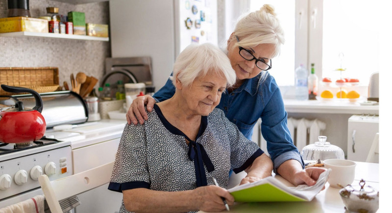 A medida que las personas envejecen, aumenta su riesgo de padecer Alzheimer. Como estadísticamente las mujeres viven más que los hombres, también hay más mujeres mayores con la enfermedad de Alzheimer.