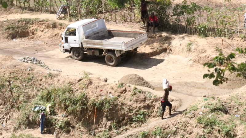 La arena del río Masacre es transportada por nacionales haitianos.