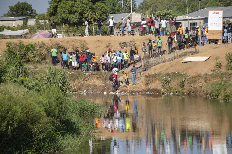 Haitianos de la diáspora contribuyen con recursos económicos para la construcción del canal en el río Masacre.