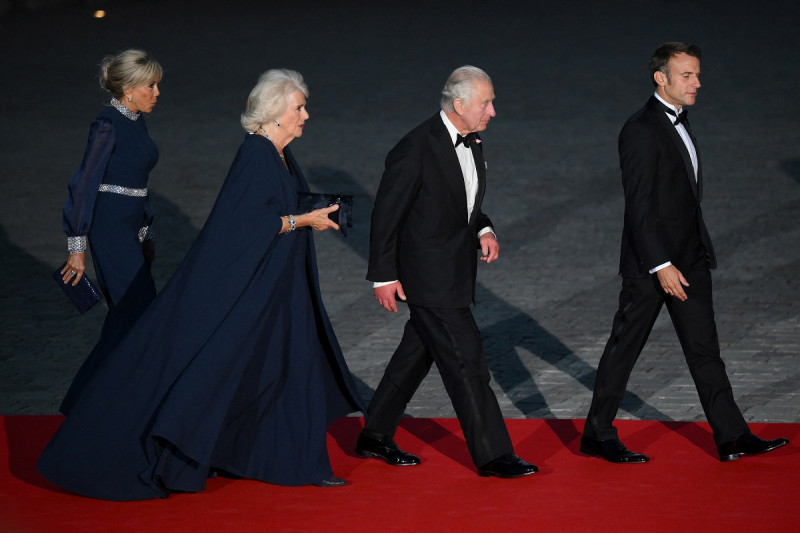 Brigitte Macron, la reina Camilla, el rey Carlos III de Gran Bretaña y el presidente francés Emmanuel Macron llegan al banquete estatal, ayer.