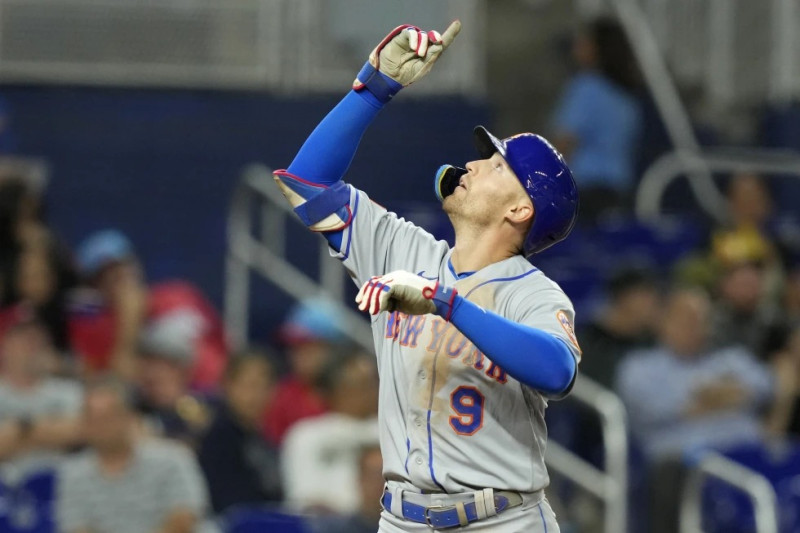 Brandon Nimmo, de los Mets de Nueva York, recorre las bases tras conectar un jonrón en el juego ante los Marlins de Miami.