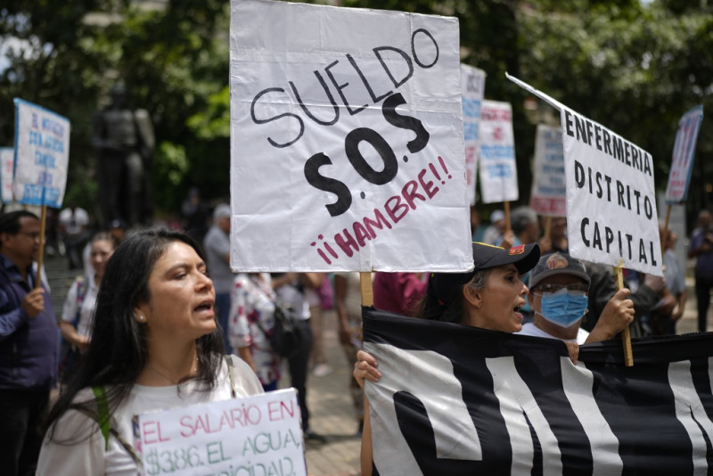 Maestros y enfermeras exigen mejores salarios en Caracas, Venezuela
