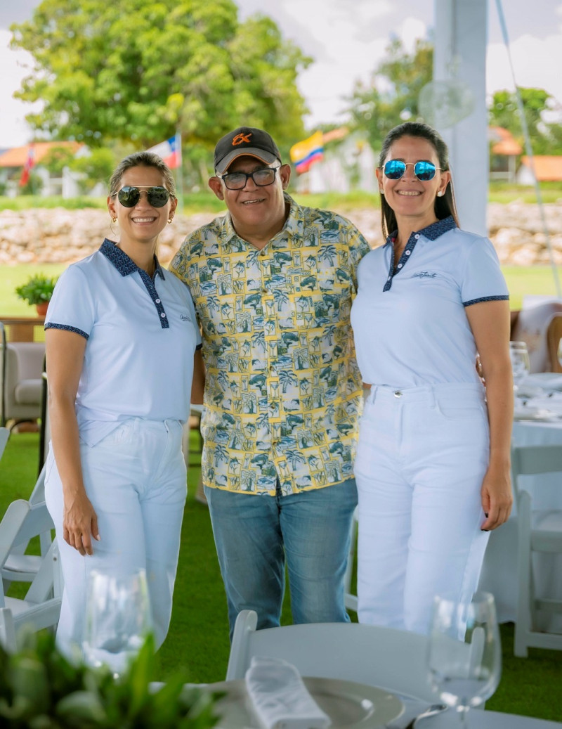 Lina Tio, Carlos Mena y Sara Tio.