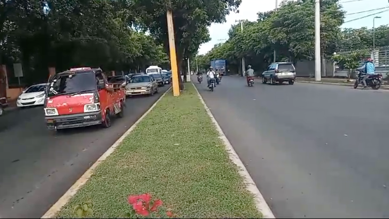 Conductores de motocicletas se desplazan en vía contraria por la avenida Ecológica Profesor Juan Bosch.
