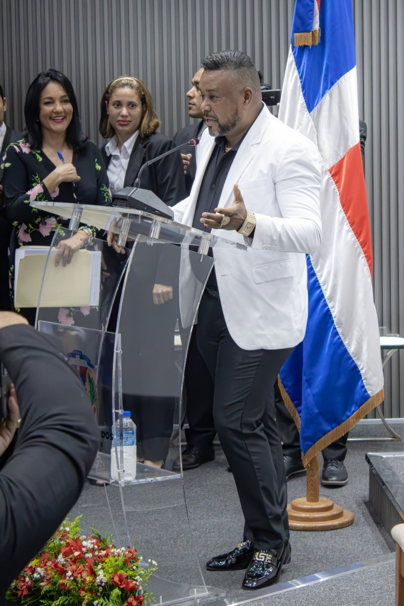 Luis Miguel del Amargue fue reconocido el miércoles 20 de septiembre por la Cámara de Diputados como hijo distinguido de la provincia de Azua y por su trayectoria artística.