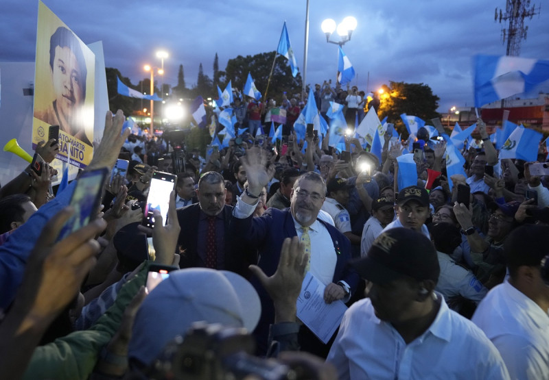 El presidente electo de Guatemala, Bernardo Arévalo, saluda a la gente a su llegada a una marcha de indígenas para reclamar la renuncia de la fiscal general de Guatemala, Consuelo Porras,