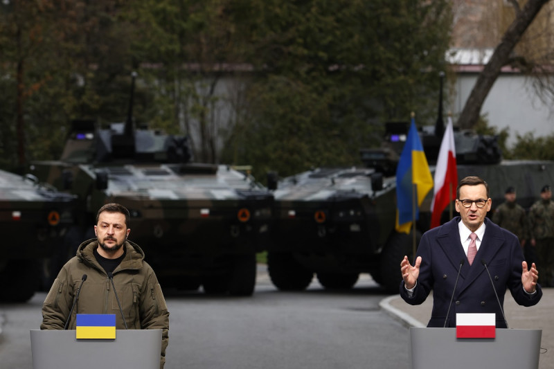 El primer ministro polaco Mateusz Morawiecki, derecha, y el presidente ucraniano Volodymyr Zelenskyy participan en una conferencia de prensa en Varsovia.