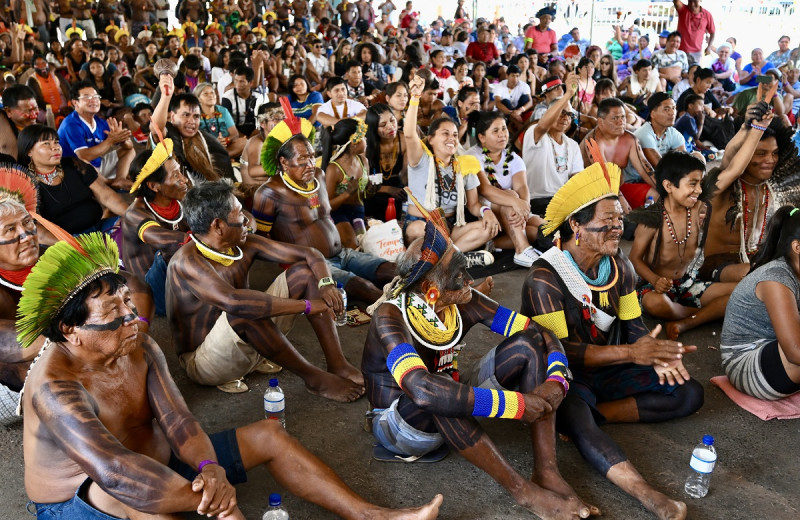 Indígenas brasileños celebran después de que la Corte Suprema de Brasil falló contra los esfuerzos para restringir los derechos de los pueblos nativos a las reservas en sus tierras ancestrales en Brasilia, ayer.