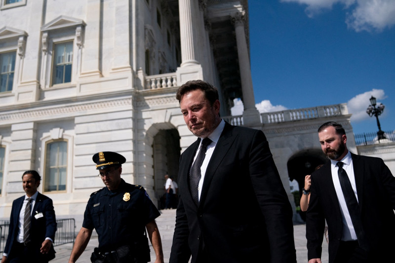 Elon Musk parte tras una reunión en la oficina del presidente de la Cámara de Representantes de los Estados Unidos, Kevin McCarthy, en el Capitolio de EE.UU. en Washington, DC, el 13 de septiembre de 2023.