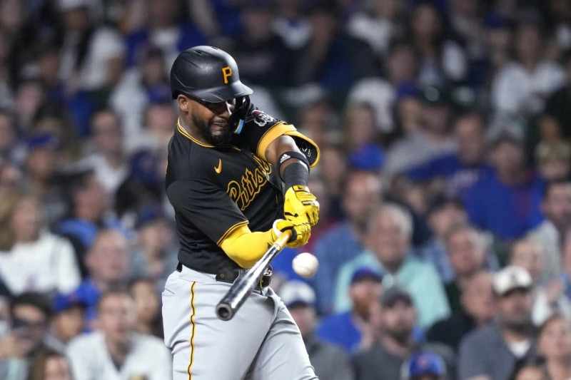 El dominicano Miguel Andújar, de los Piratas de Pittsburgh, batea un doble de dos carreras en el duelo ante los Cachorros de Chicago.