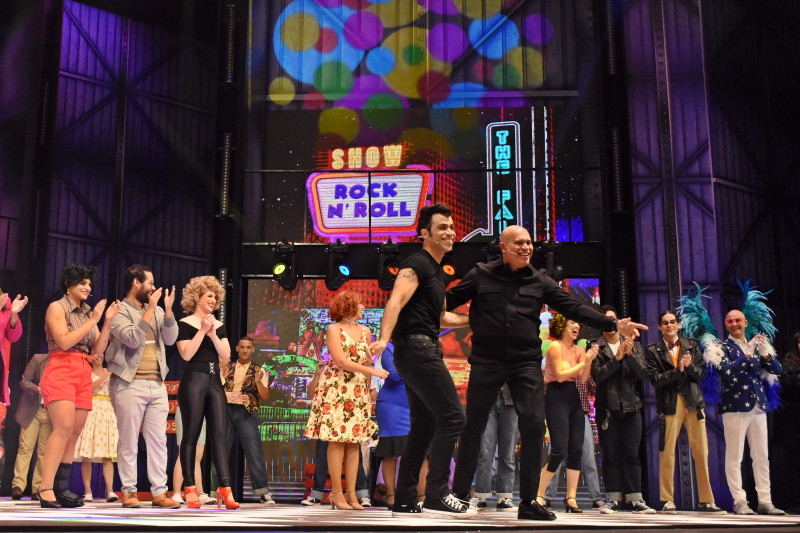 Amaury Sánchez y Javier Grullón en el escenario en la primera función, el jueves, del musical "Grease".