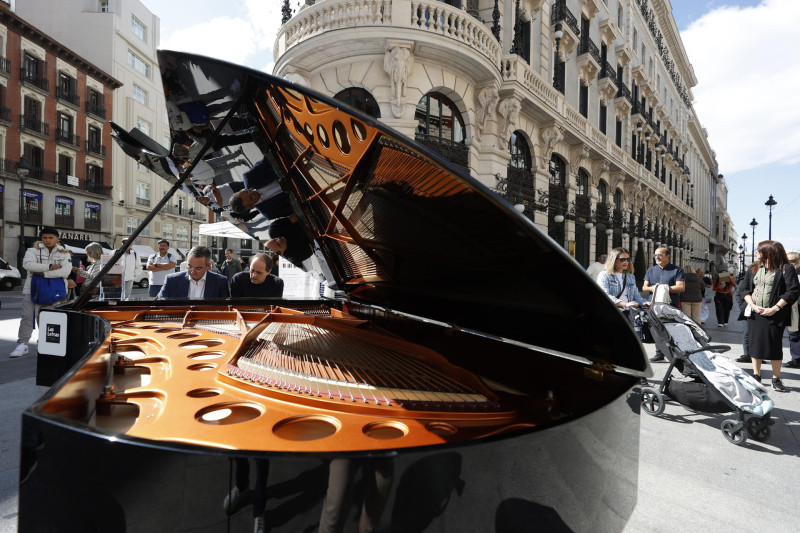Una pianista toca un piano de cola en la Plaza de Sol en Madrid