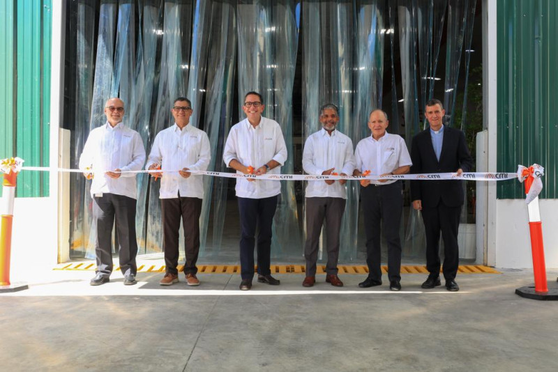 Corte de cinta para dejar inaugurada la nueva planta.