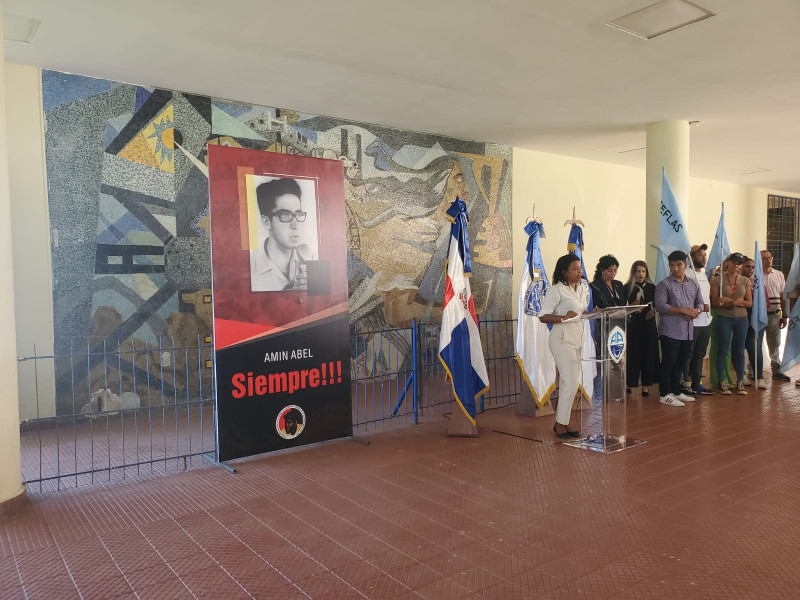 Retrato del líder revolucionario y dirigente estudiantil Amín Abel Hasbún plasmado en un cartel presentado durante un homenaje a su vida en la Facultad de Ingeniería y Arquitectura de la Universidad Autónoma de Santo Domingo (UASD).