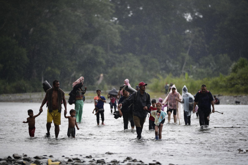 Migrantes cruzan el río Turquesa, el 14 de septiembre de 2023 en Darién