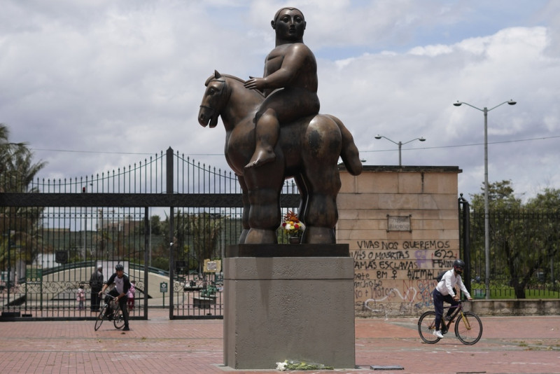 Una escultura del artista colombiano Fernando Botero, titulada "Hombre a caballo"