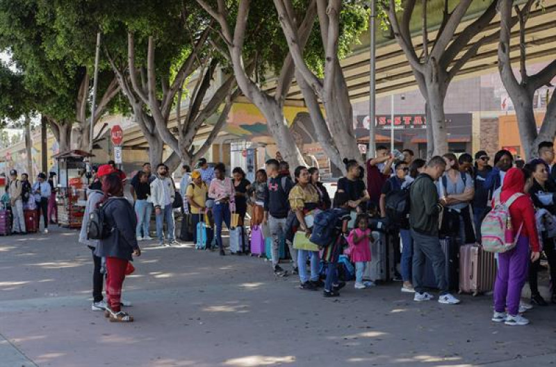 Migrantes de diversas nacionalidades hacen fila para ingresar a Estados Unidos por la garita del Chaparral, el 21 de septiembre de 2023 en Tijuana, Baja California (México).