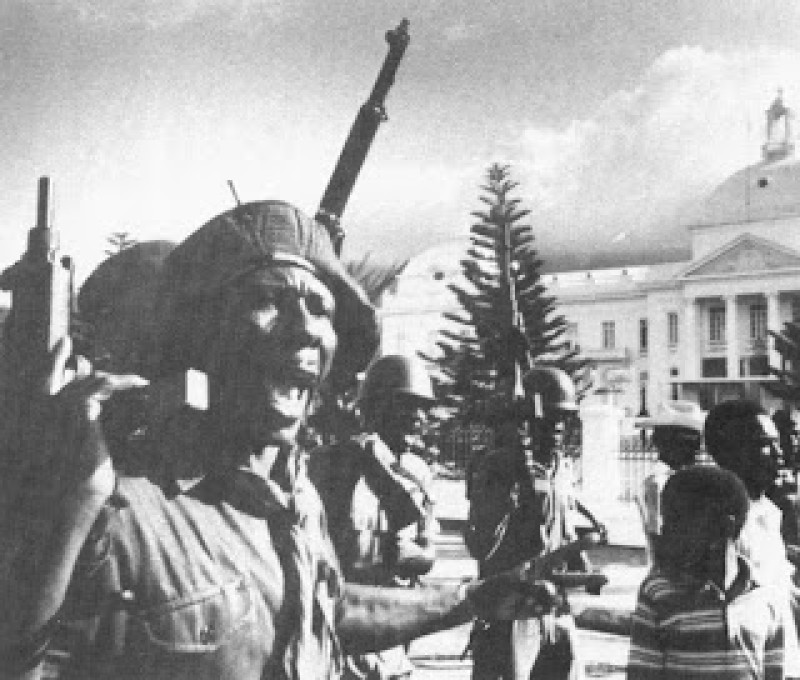 Miembros de la temida Policía de los Duvalier frente al Palacio Nacional de Haití.