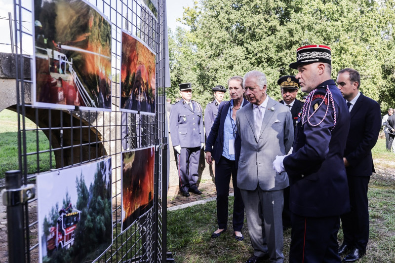 El rey Carlos III se reúne con los bomberos locales que participaron en la lucha contra los incendios forestales en la región en 2022 en el Bosque Experimental de la Universidad de Burdeos en Floirac.
