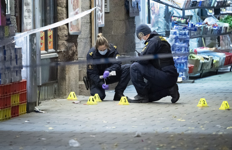 En esta fotografía del 9 de noviembre de 2019, policías trabajan cerca del lugar de un tiroteo en Malmo, Suecia.