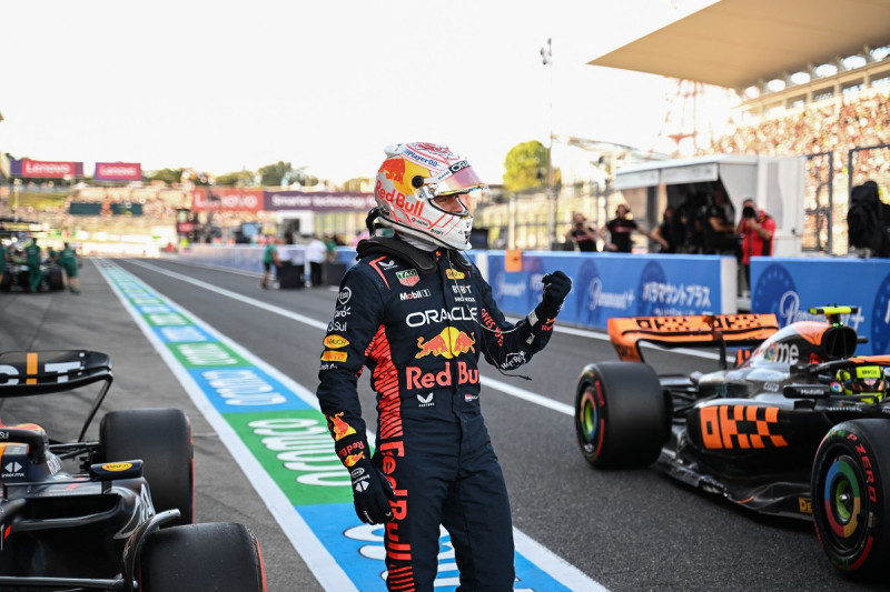 El piloto holandés de Red Bull Racing, Max Verstappen, celebra tras ocupar el puesto electoral en la sesión de clasificación para el Gran Premio de Japón de Fórmula Uno en el circuito de Suzuka.
