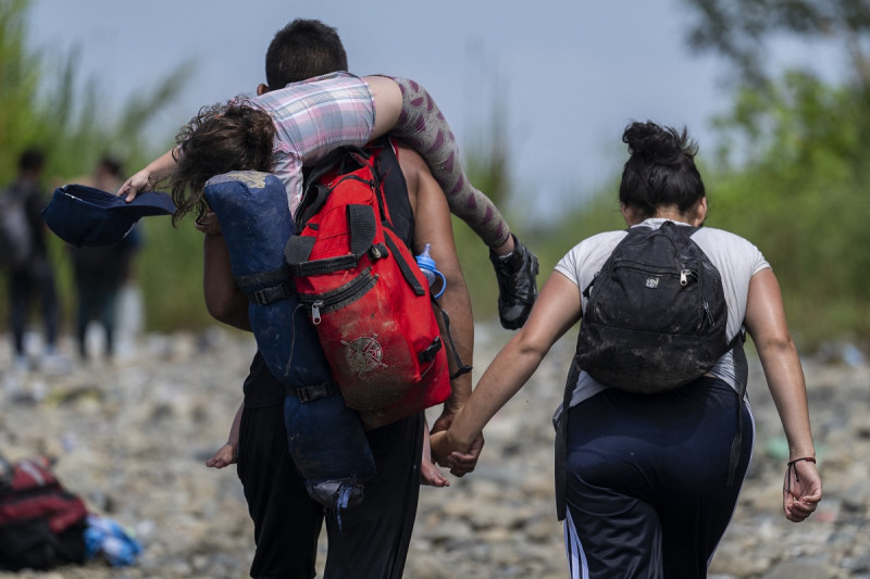 Migrantes caminan por la selva cerca del pueblo de Bajo Chiquito, el primer control fronterizo de la provincia de Darién.