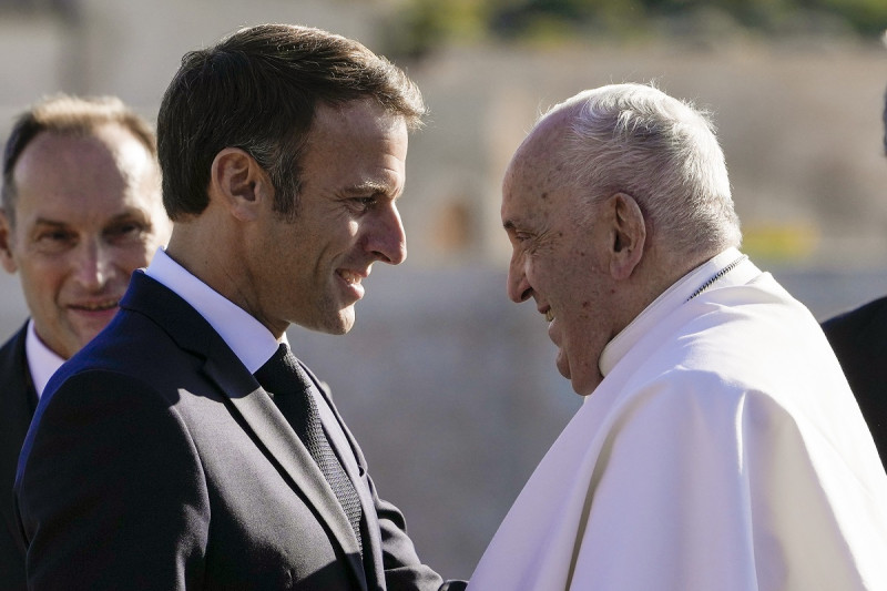 El papa Francisco, recibido por el presidente de Francia, Emmanuel Macron, a su llegada a una sesión de la cumbre "Rencontres Mediterraneennes" en Marsella.