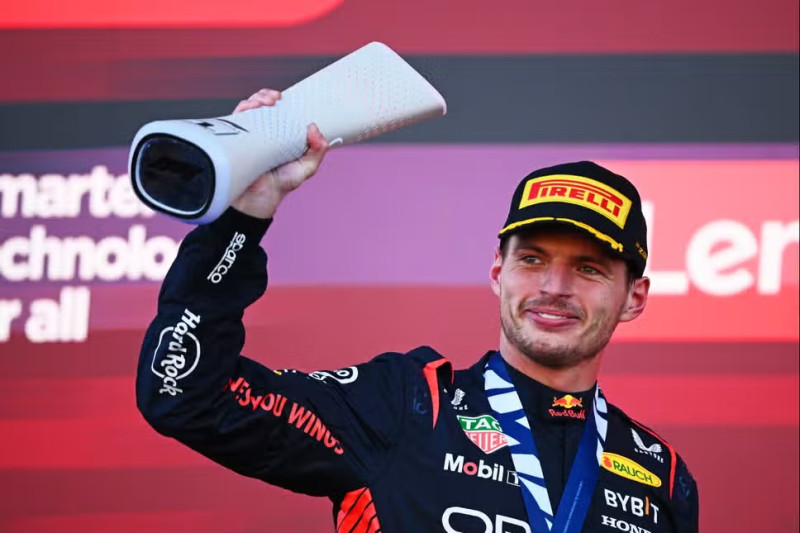 Max Verstappen levanta el trofeo recibido tras salir airoso en el Gran Premio de Japón, el caul fue efectuado este domingo.