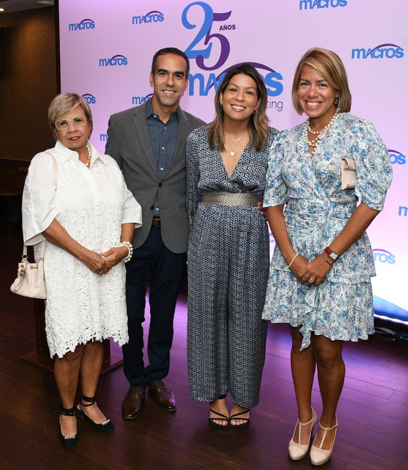 Laura Paniagua,  Luis José Conde, Pamela Vargas y Karla Vargas