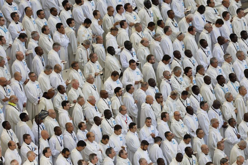 Cientos de religiosos asisten a la misa del papa Francisco, este sábado en el estadio Velódromo de Marsella (Francia). El Papa Francisco, el primer pontífice en 500 años que visita Marsella, se encuentra en una visita de dos días a la ciudad, en el que es su 44º Viaje Apostólico al extranjero.