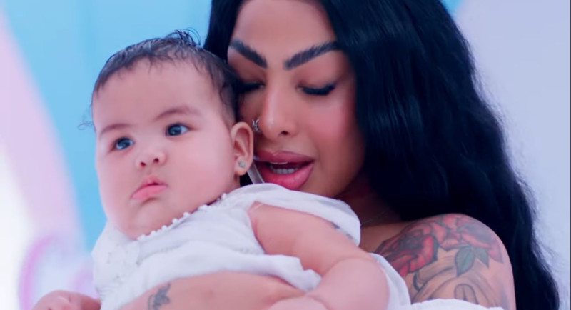 Yailin "La más viral" junto a su hija en su nuevo video musical.