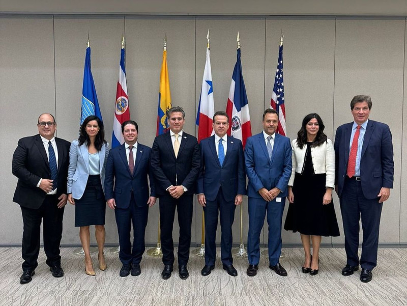 El ministro Víctor -Ito- Bisonó, junto a sus homólogos de la ADD y el el subsecretario del Departamento de Estado de los Estados Unidos, José Fernández en Washington.